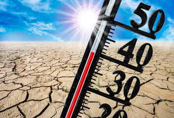 Ein Thermometer zeigt auf seiner Skala große Hitze bis 40 Grad und Wassernot - FOTOMONTAGE