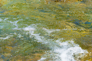 初夏の水辺　清流の流れ水面のアップ　209