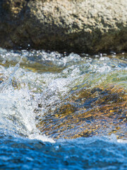 初夏の水辺　水流で泡立つ清流　212