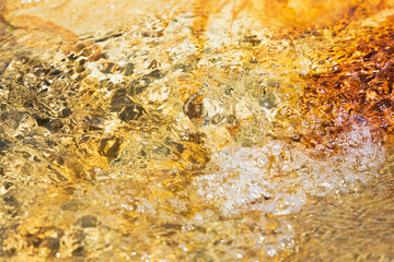 初夏の水辺　清流の流れ水面のアップ　219