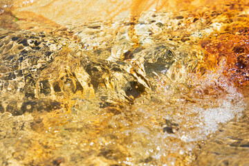 初夏の水辺　清流の流れ水面のアップ　222