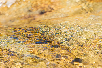 初夏の水辺　清流の流れ水面のアップ　230