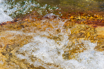 初夏の水辺　清流の流れ水面のアップ　234