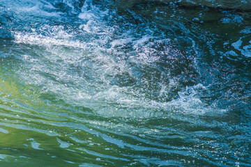 初夏の水辺　水流で泡立つ清流　240