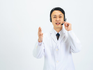 ヘッドセットをつけて話す白衣のミドルエイジ男性　医師　科学者