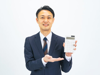電卓を見せるミドルエイジ男性ビジネスパーソン