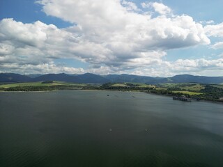 Liptowskie morze - Słowacja - piękne jezioro otoczone z każdej strony g&oacute;rami. Zdjęcia z drona