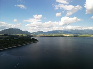 Liptowskie morze - Słowacja - piękne jezioro otoczone z każdej strony g&oacute;rami. Zdjęcia z drona