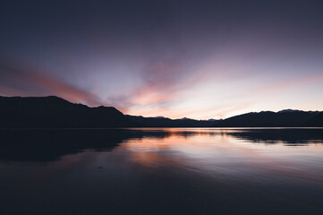 Fototapeta premium Sunset in Wanaka Lake, New Zealand
