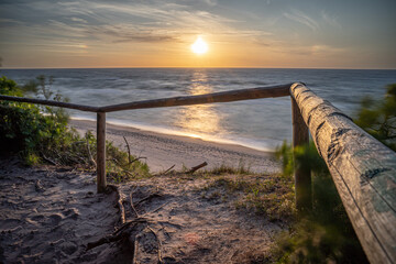 Zachód słońca nad Morzem Bałtyckim – spokojna plaża i kolorowe niebo © MarcinRoj.Fotografia