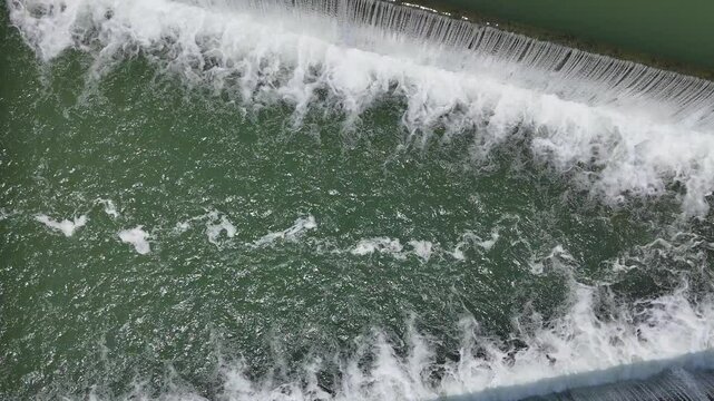 &eacute;coulement d'eau d'une rivi&egrave;re avec des remous et des filets d'eau en forme g&eacute;om&eacute;trique