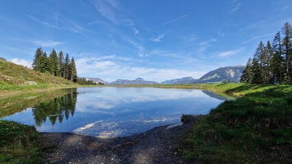 Obraz premium Hiking Trail with Stunning Mountain Lake Views