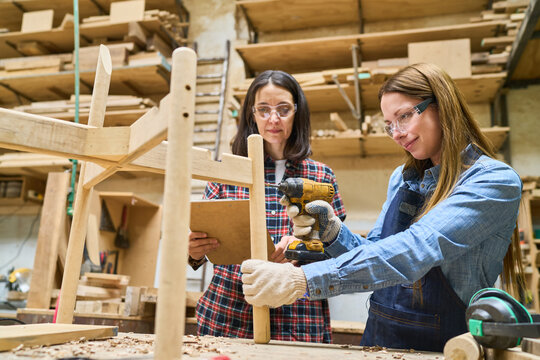 Teamwork in the lumberyard with hands-on training and mentorship - Powered by Adobe