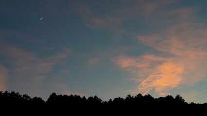 黄昏に浮かぶ細月