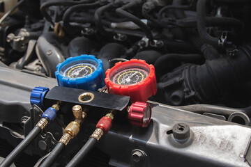 Car air conditioning inspection using a pressure gauge