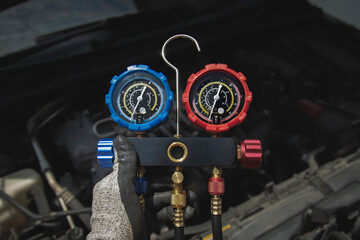 Car air conditioning inspection using a pressure gauge