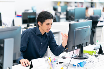 パソコンを使うビジネス男性