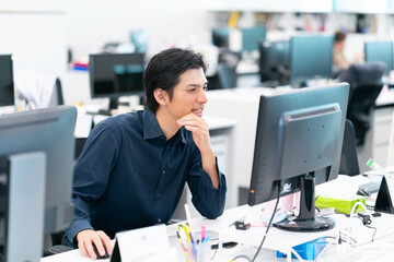 パソコンを使うビジネス男性