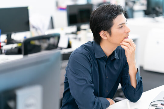 パソコンを使うビジネス男性