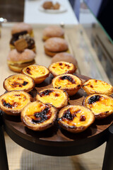 pastel de belém en tartaletas en el mostrador de la pastelería