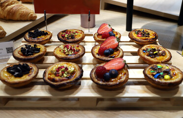 tartaleta de pastel de belém con frutos rojos y frutos secos