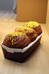 pastel artesanal de masa de hojaldre y virutas dulces por encima recién horneado y barnizado de yema de huevo