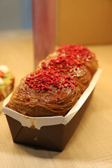 pastel bizcocho gourmet de hojaldre con virutas de frutos rojos deshidratados recién horneado