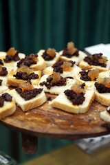 tabla de aperitivos de morcilla y membrillo en base de pan
