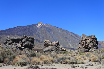 Der Roque Cinchado und der Pico del Teide