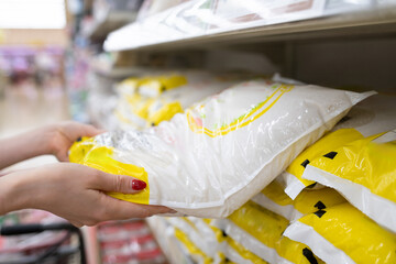 袋に入ったお米を買う女性の手元