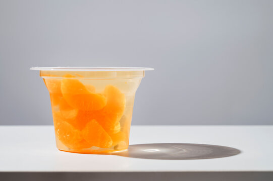 Tangerine jello available in the market. Tangerine jelly available at sweet shop, supermarket, convenience store, etc. 市販のみかんゼリー。スイーツ店、スーパーマーケット、コンビニエンスストアなどで手に入るみかんゼリー。