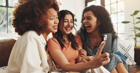 Obraz premium Selfie, laughing and relax with friends on sofa for support, bonding and social media together. Post update, smile and connection with women in living room of home for love, reunion and video call