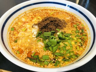 ひき肉とニラとゴマとネギがトッピングされた担々麺