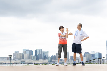 運動をするシニア男女