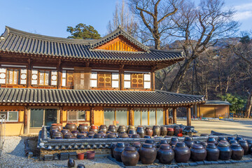 한옥 앞마당 장독대와 항아리 © jeong