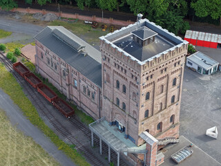 Luftbild aus geringer Höhe von einem Malakowturm einer ehemaligen Zeche als Relikt vergangener...