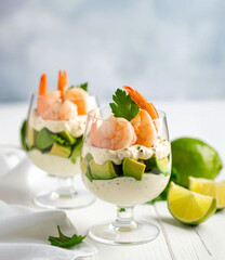 crevettes et avocat en verrines