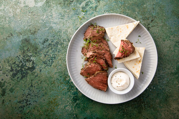 Roast beef with pita bread and sauce