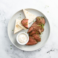 Roast beef with pita bread and sauce