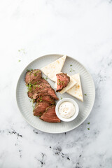 Roast beef with pita bread and sauce