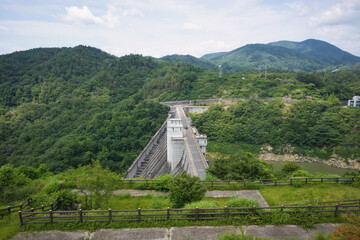 緑に囲まれた重力式コンクリートダムの小里川ダム