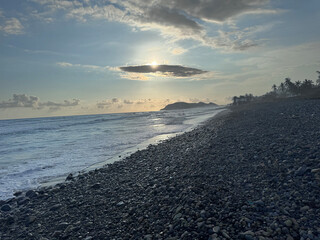 Bonito cielo.sol y rocas de la playa
