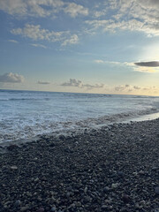 Bonito cielo.sol y rocas de la playa