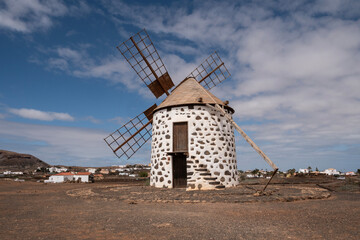 Molinos de Villaverde en el paisaje árido de Fuerteventura