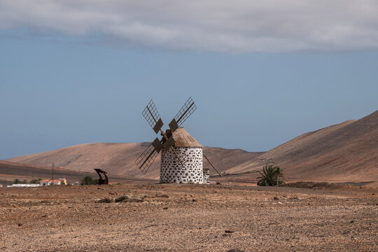 Molinos de Villaverde en el paisaje &aacute;rido de Fuerteventura