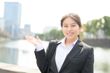屋外でご案内をする日本人女性