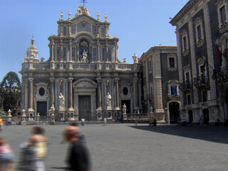 Obraz premium A captivating view of Catania's historic city center, showcasing the harmonious blend of Baroque and Norman architecture. The iconic Catania Cathedral, or Duomo di Sant'Agata, stands prominently in