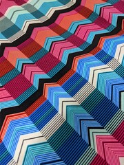 Visual moderno e estiloso, podendo ser usada em diversas ocasiões. As estampas geométricas incluem linhas retas.