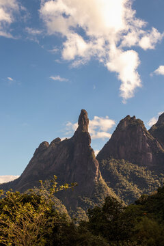 O Dedo de Deus &eacute; um dos cart&otilde;es-postais naturais mais ic&ocirc;nicos do Rio de Janeiro. Com impressionantes 1.692 metros de altura, esse pico, que lembra uma m&atilde;o apontando para o c&eacute;u.