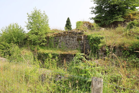 Ruines du ch&acirc;teau de Monismes, ancien ch&acirc;teau fort m&eacute;di&eacute;val, ville de Bessines sur Gartempe, d&eacute;partement de la Haute Vienne, France